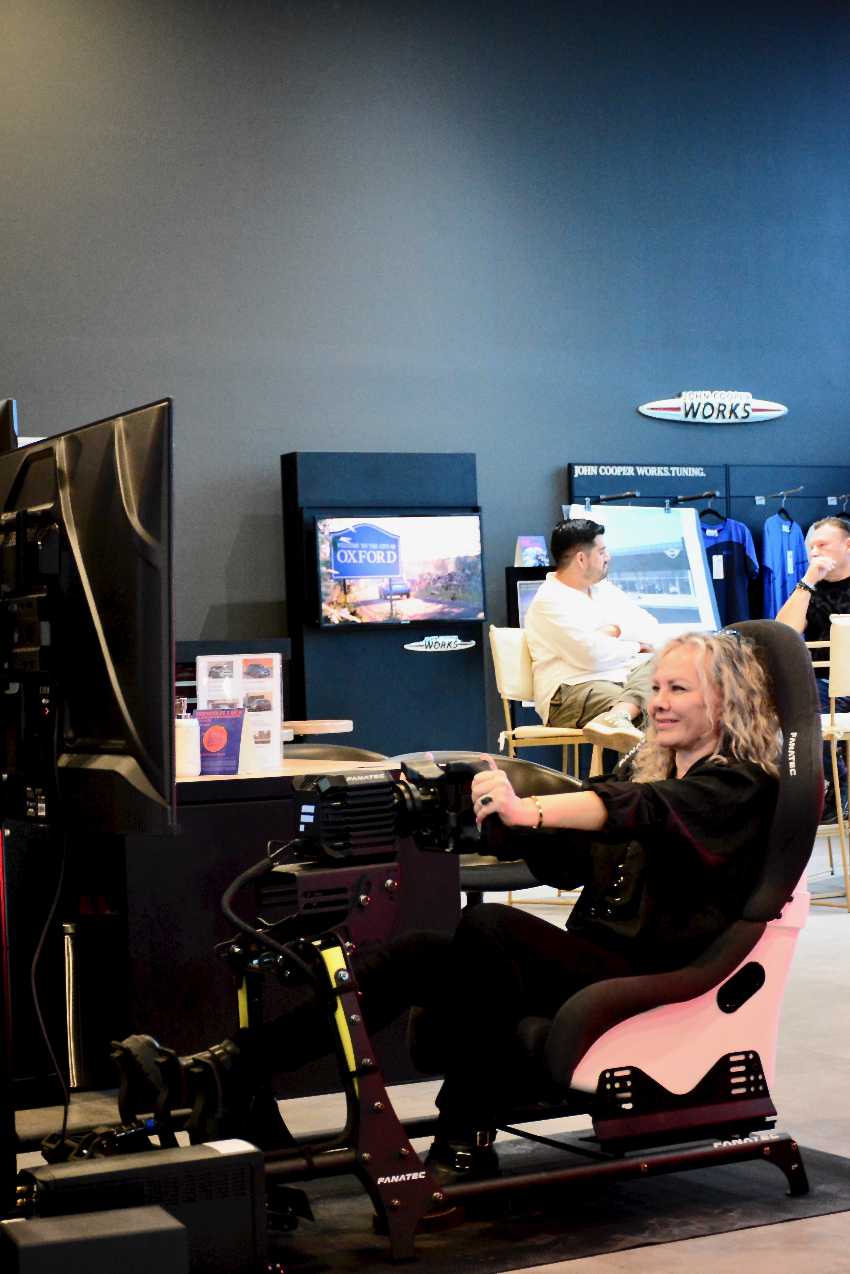 Participante en simulador GPX dentro de agencia MINI