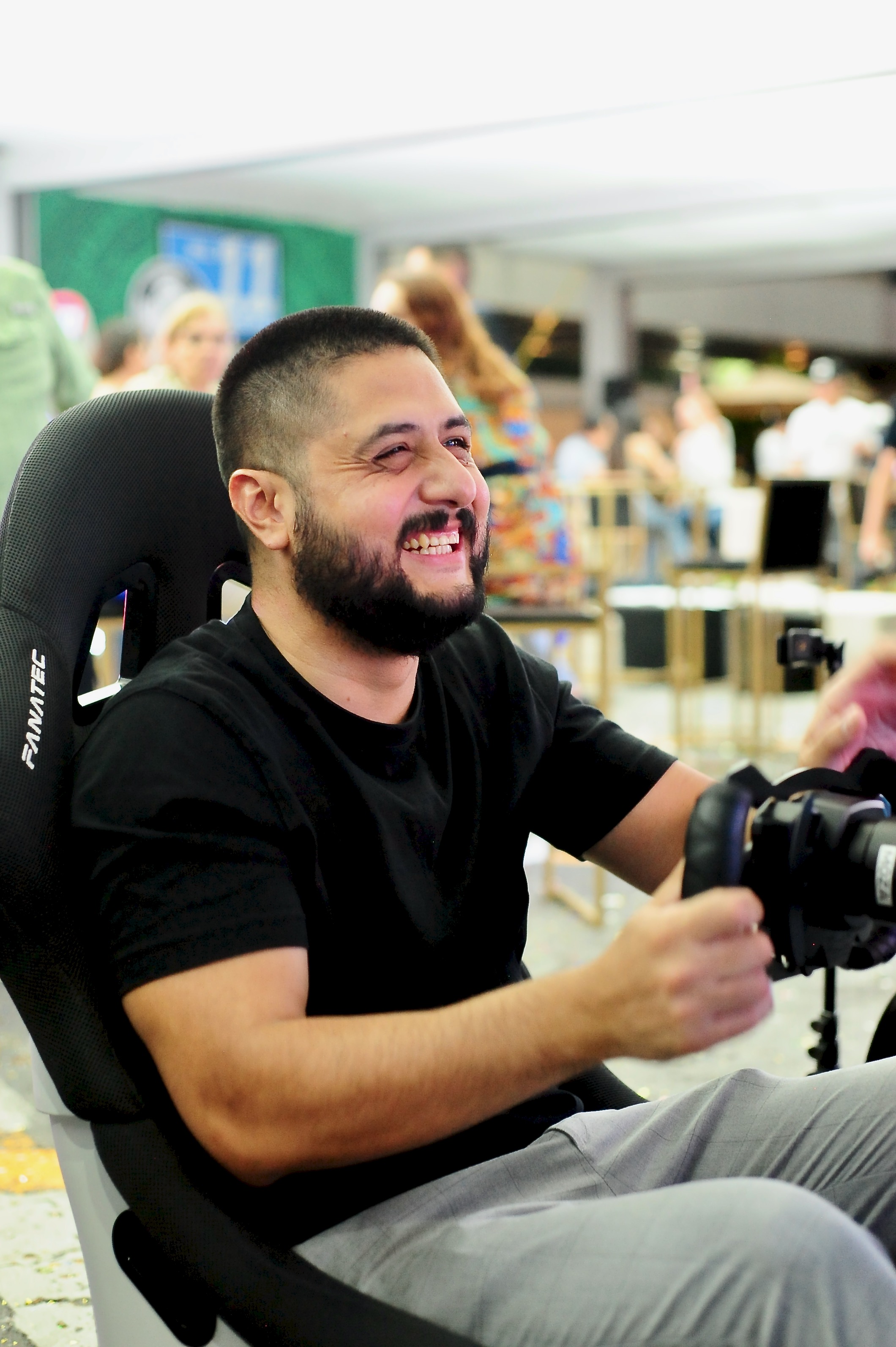 Participante riendo en el simulador GPX